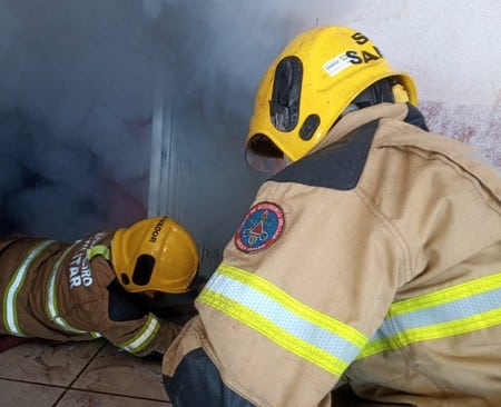 Bombeiros combatem incêndio em local de apoio para pessoas em situação de rua