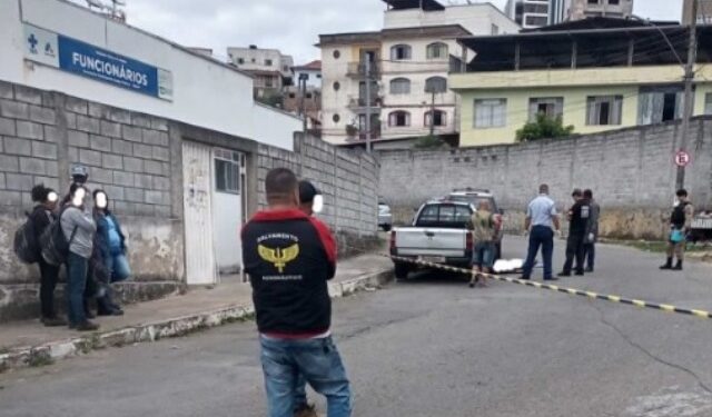 Homem morre eletrocutado em praça