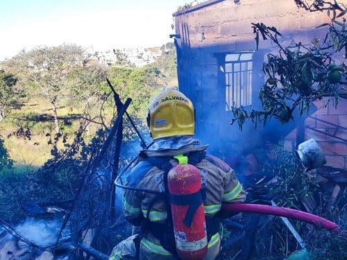 Bombeiros combatem incêndio em entrada de residência no Sion