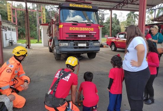 Crianças visitam quartel dos bombeiros em Lafaiete