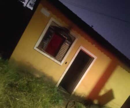 Casa pega fogo e hipótese de incêndio criminoso não está descartada