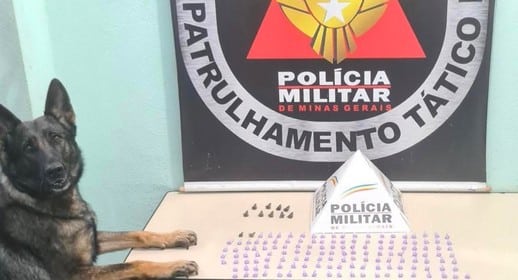 PM apreende 150 pinos de cocaína em Lafaiete