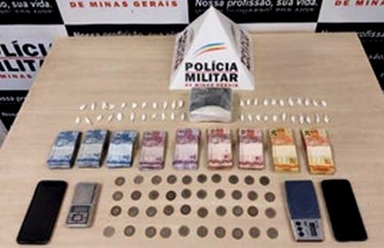 PM apreende mais de 50 papelotes de cocaína e barra da droga com suspeitos de tráfico