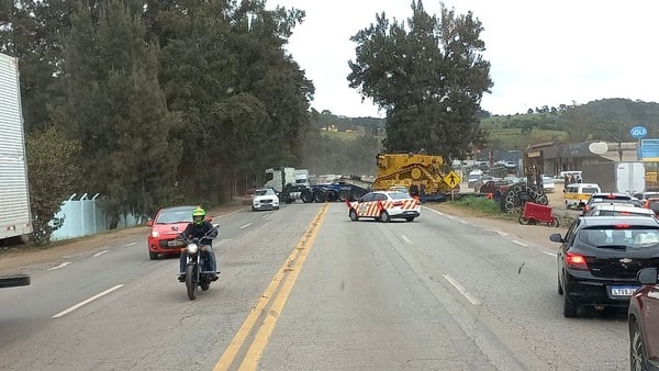 Veículo transportando carga de grande porte atravessa pista e deixa trânsito lento na BR 040