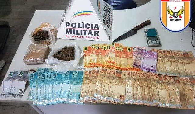 Homem é preso com droga e quase 3 mil reais