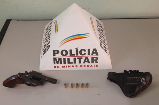 Homem abordado pela polícia dispensa arma e munição em matagal