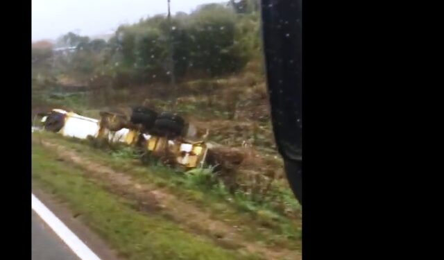 Carreta tomba na 040