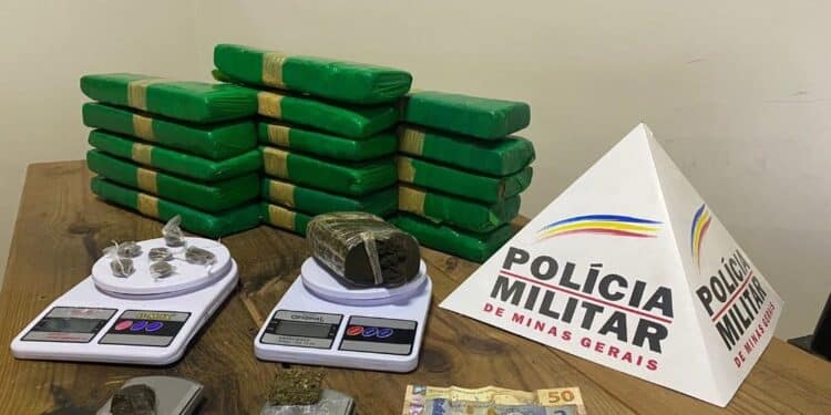 Homem incita cão contra policiais, foge e deixa a namorada para trás