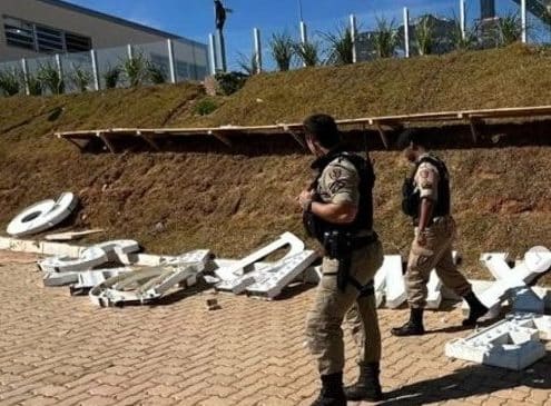 Letreiro de festa é destruído e polícia procura autores