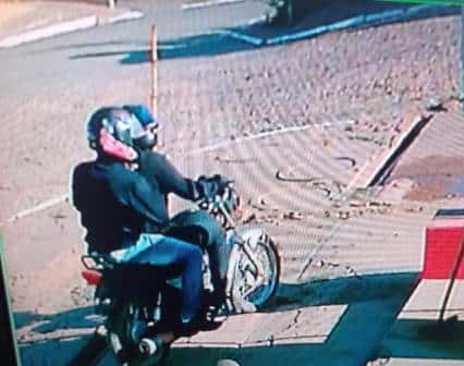 Bandidos de moto e armados assaltam posto de combustíveis e farmácia