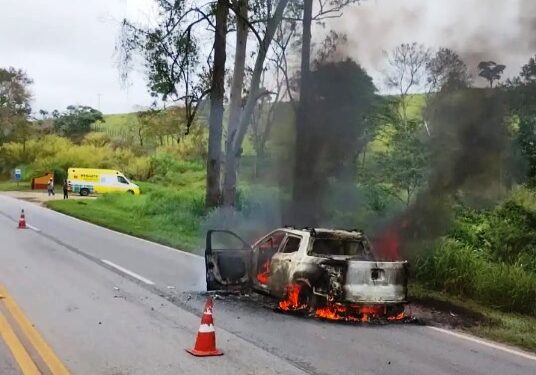 Carro pega fogo na BR 040