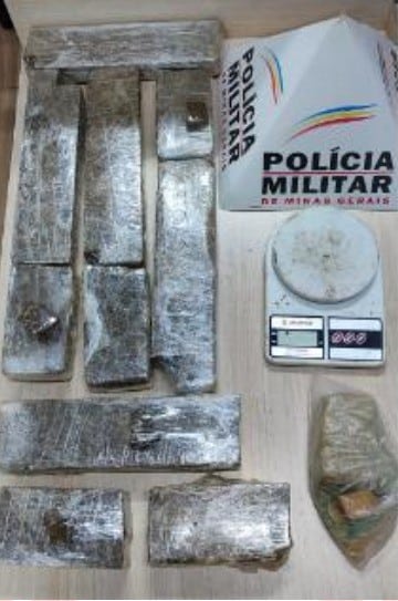 PM localiza barras de maconha enterradas em mata