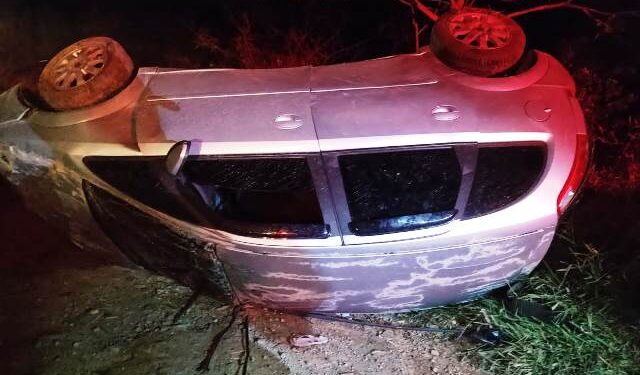 Cinco crianças ficam feridas em capotamento de carro