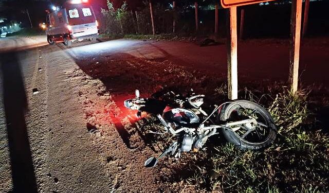 SAMU socorre vítima de acidente entre carro e moto na MG 129