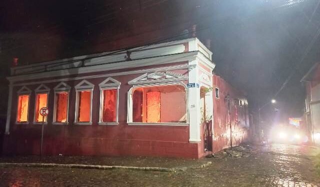 Incêndio atinge casarão histórico em Entre Rios de Minas
