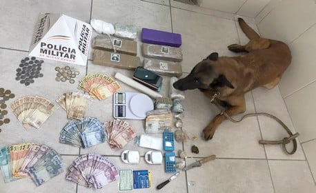 Irmãos são localizados em casa com droga e dinheiro