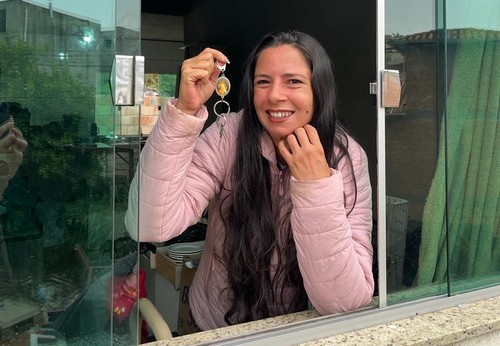 Família ganha nova casa após perder tudo em incêndio