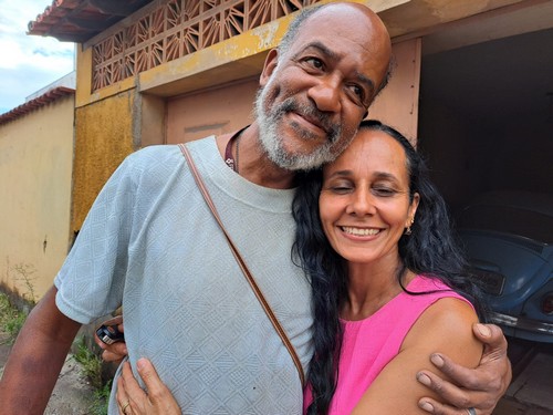 Emoção marca reencontro de homem que caiu no rio e mulher que o ajudou