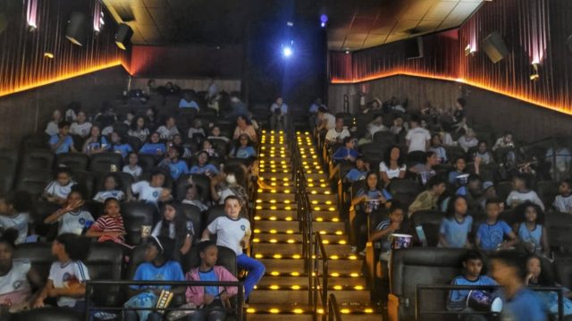Projeto leva crianças de escolas municipais ao cinema