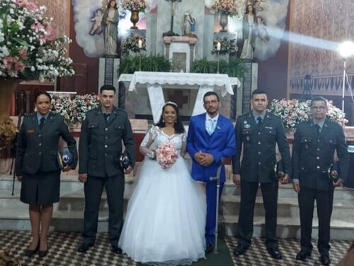 Casamento em Carandaí tem presença de bombeiros que salvaram o noivo
