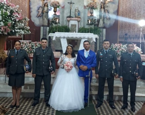 Casamento em Carandaí tem presença de bombeiros que salvaram o noivo