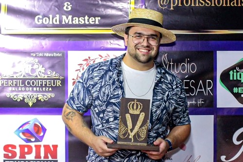 Barbeiro Thiago Albuquerque recebe Prêmio Gold Navalha Master 2023