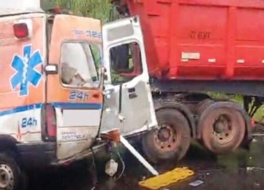 Acidente entre ambulância e carreta mata cinco pessoas