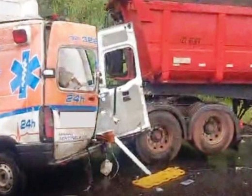 Acidente entre ambulância e carreta mata cinco pessoas