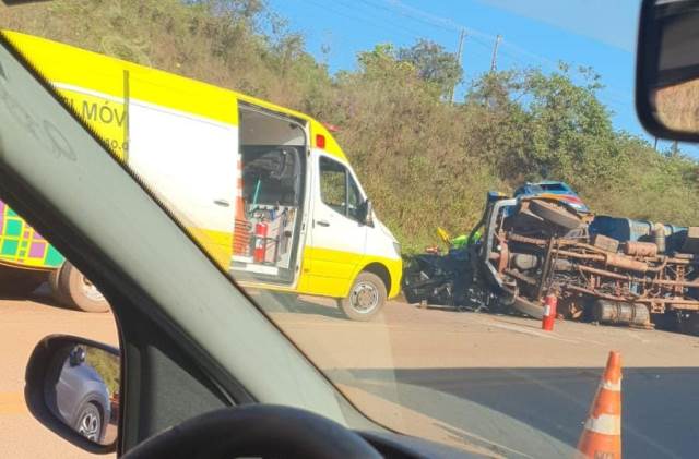 Acidente envolvendo carro e caminhão interdita trânsito na BR-040