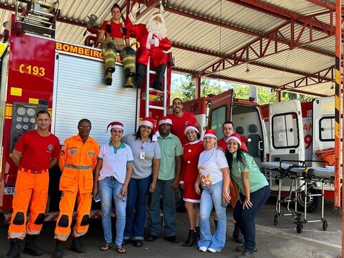 Bombeiros levam Papai e Mamãe Noel até a APAE