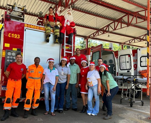 Bombeiros levam Papai e Mamãe Noel até a APAE
