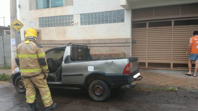 Bombeiros combatem incêndio em carro em Lafaiete