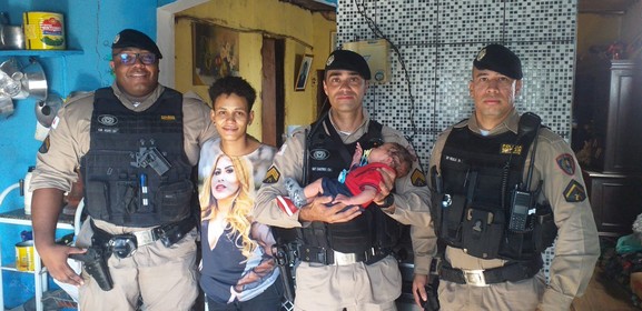 Militares visitam bebê que salvaram