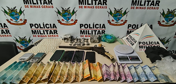 Droga, dinheiro e arma são encontrados em casa invadida