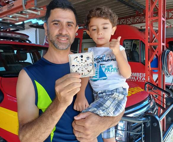 Criança prende dedo em ralo e precisa de ajuda de bombeiros