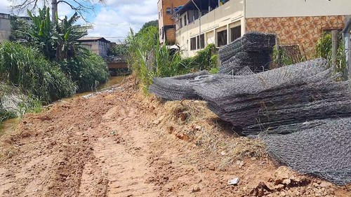 Prefeitura inicia construção de muro de contenção na rua Paes Pedro