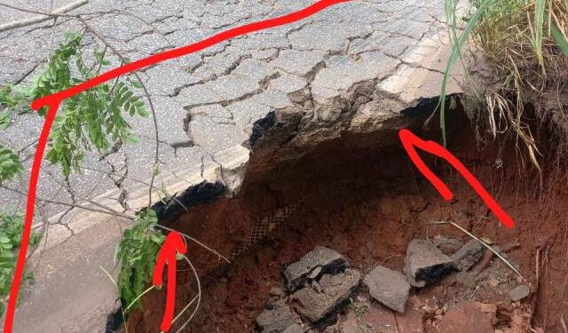 Erosão na MG 129 compromete trânsito entre Ouro Branco e Ouro Preto