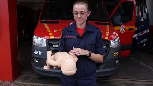 Pais pedem ajuda de bombeiros para socorrer bebê engasgado