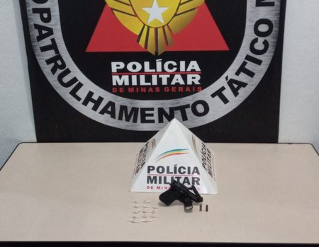 PM apreende arma e droga durante exibição em rede social