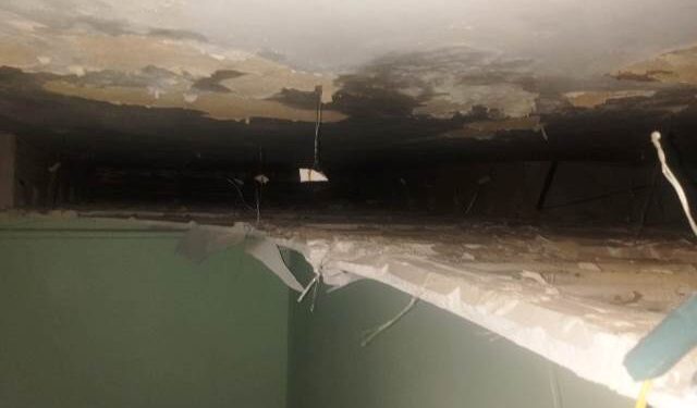 Mais uma placa de gesso cai do teto da policlínica de Lafaiete