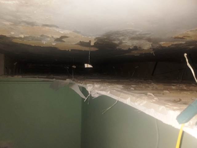 Mais uma placa de gesso cai do teto da policlínica de Lafaiete