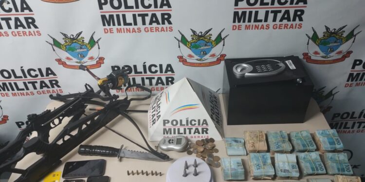 PM apreende mais de 100 mil reais em casa de suspeito de tráfico