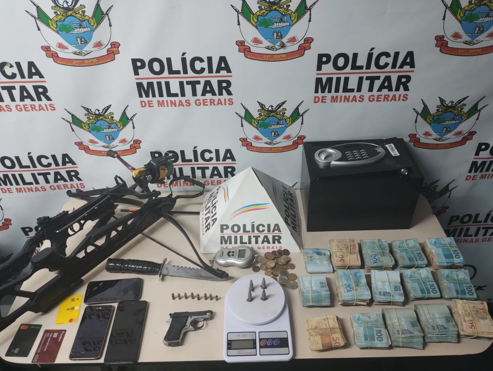 PM apreende mais de 100 mil reais em casa de suspeito de tráfico