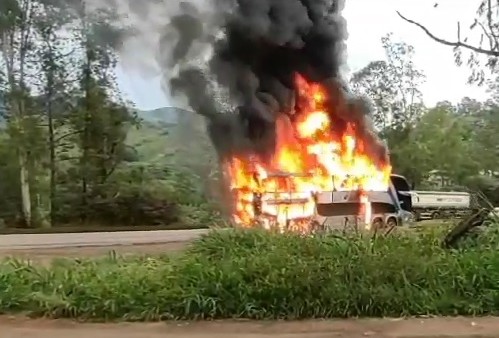 Ônibus pega fogo na BR 040