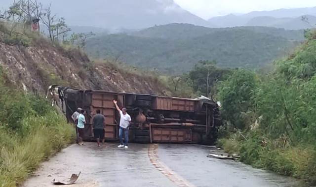 Duas pessoas ficam feridas em tombamento de ônibus