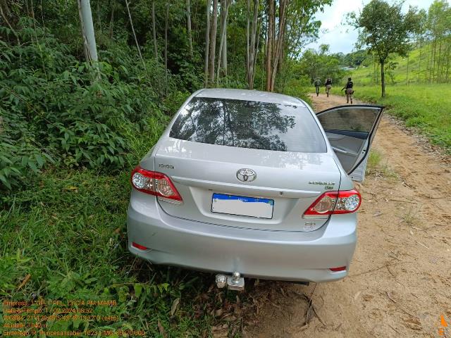 Bandidos invadem sítio, fazem reféns e roubam dois carros