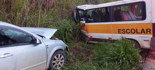 Acidente entre van e carro de passeio deixa três feridos