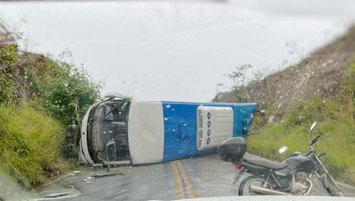 Ônibus tomba e fecha trânsito na Estrada Real