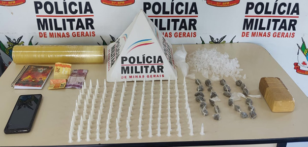 PM apreende quase 150 pinos de cocaína e prende suspeito de tráfico