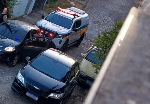 Suspeito foge da polícia e abandona em Lafaiete carro furtado em BH